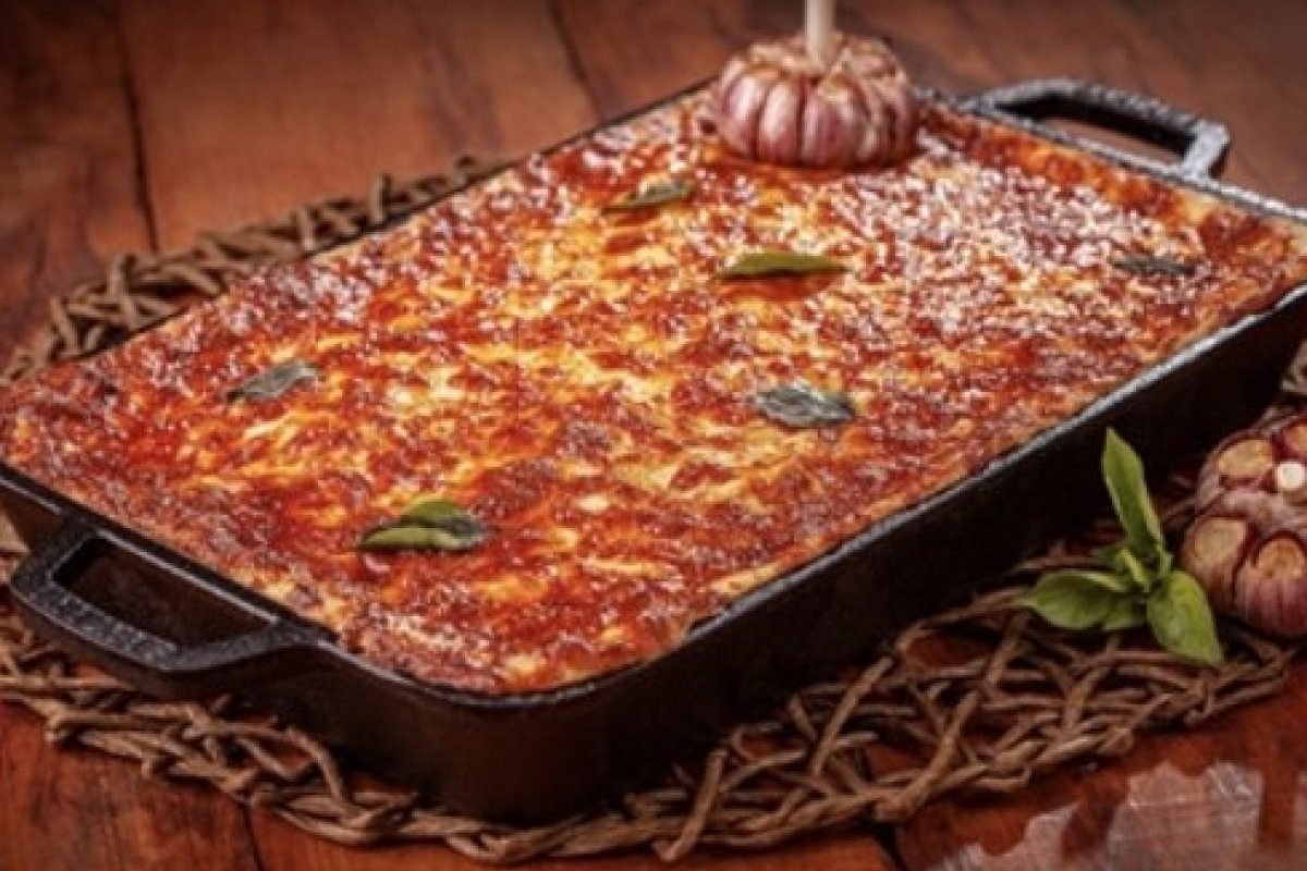 Lasanha com um toque brasileiro: versão feita com mandioca e molho bolonhesa. Aprenda a fazer;