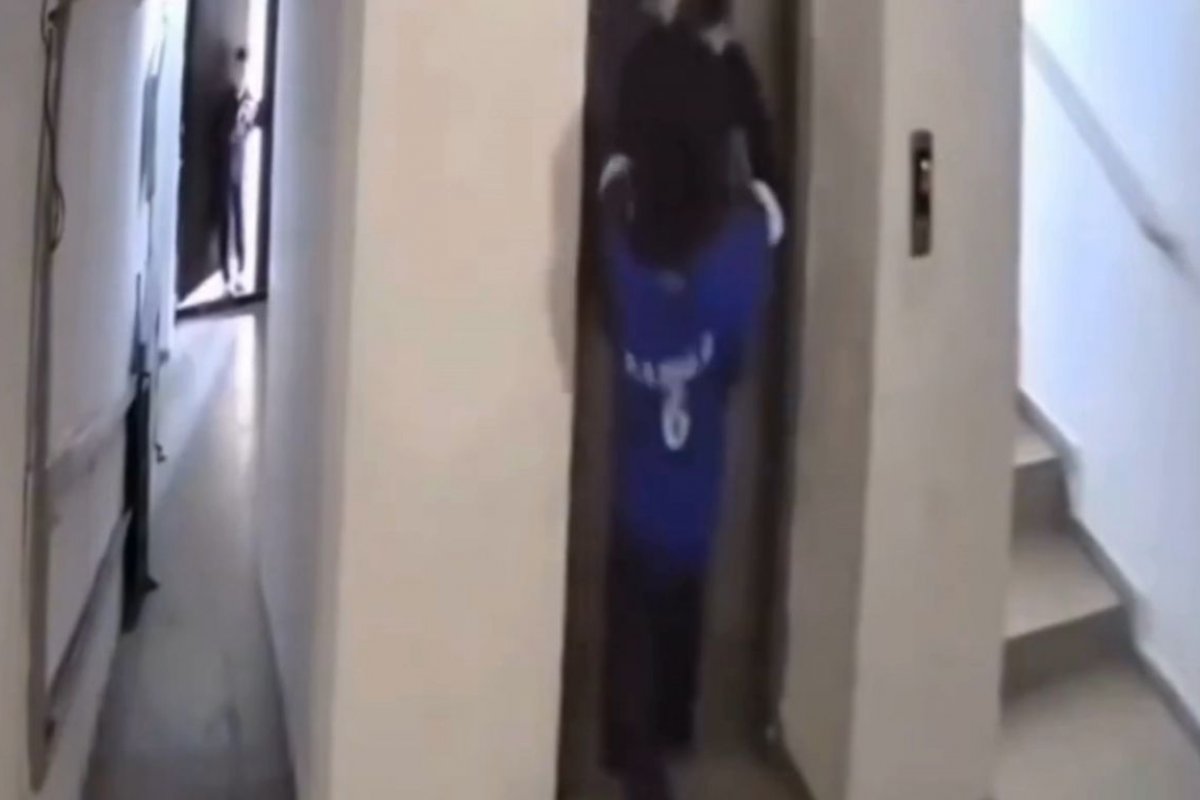Vídeo: menino cai em poço de elevador ao tentar entrar com bicicleta no Cazaquistão