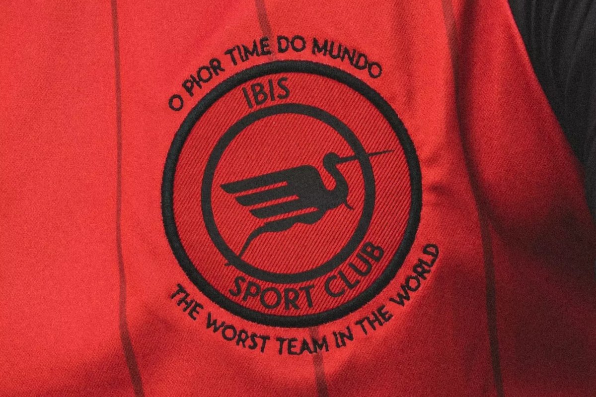 "Pior time do mundo" tira sarro da goleada do Vitória nas redes sociais