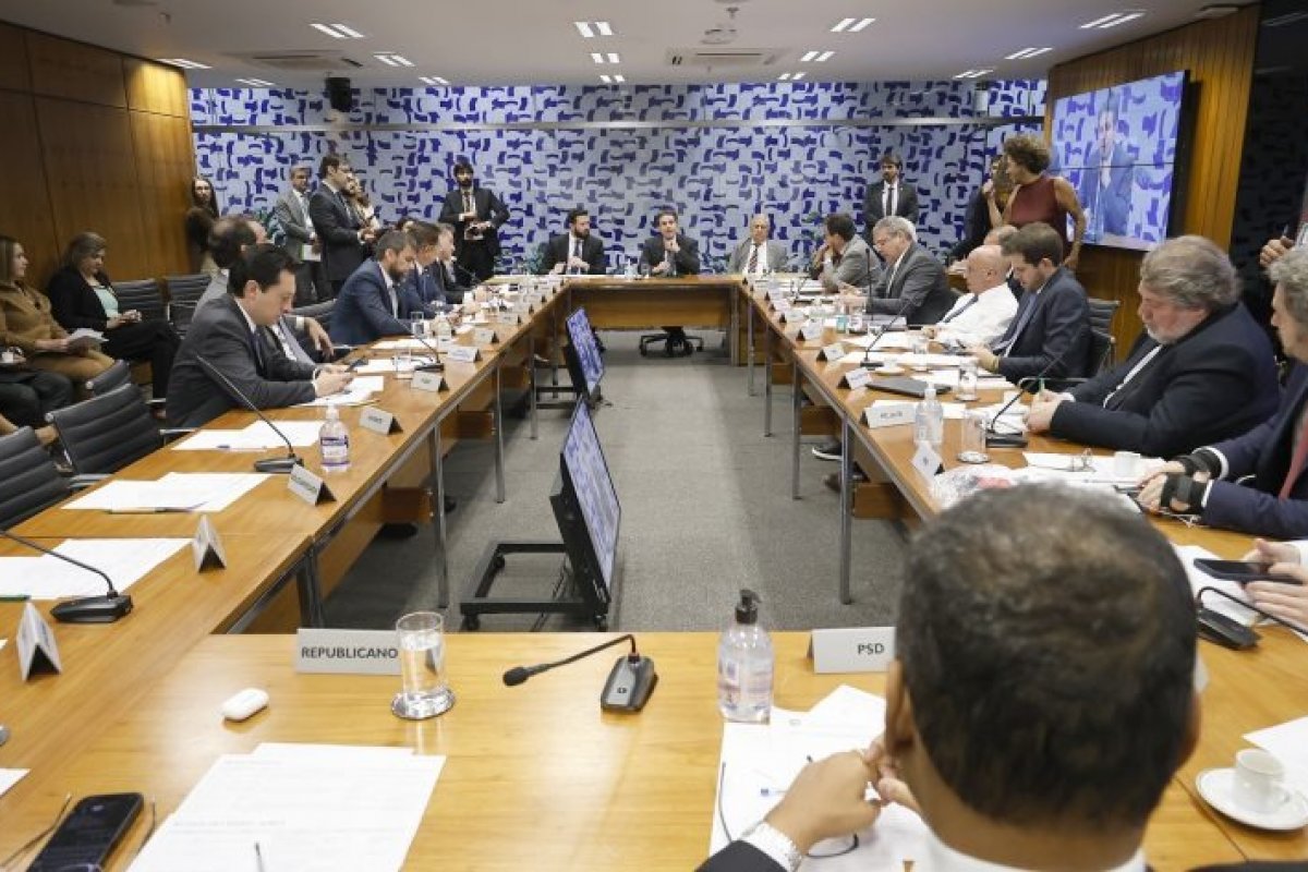 Vídeo: PEC que discute imunidade parlamentar será votada na quarta-feira (27), diz deputado
