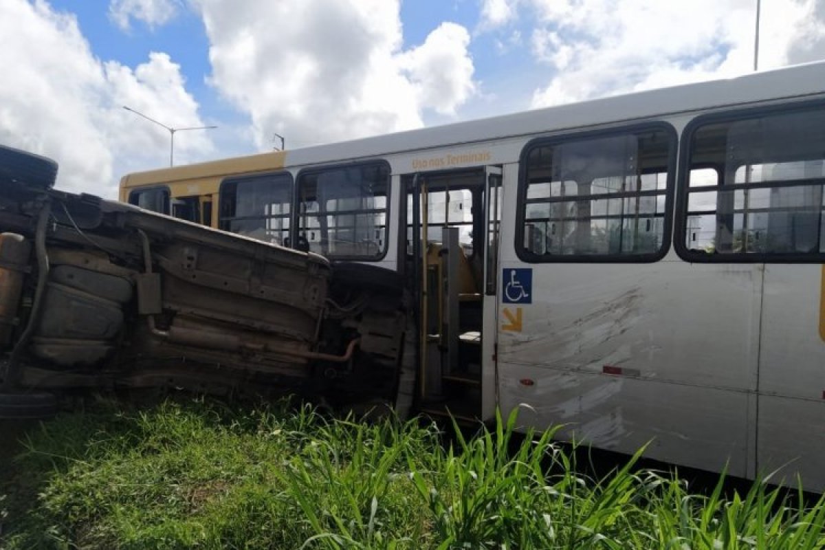 Acidente envolve carro de passeio e ônibus na BR-324, em Salvador