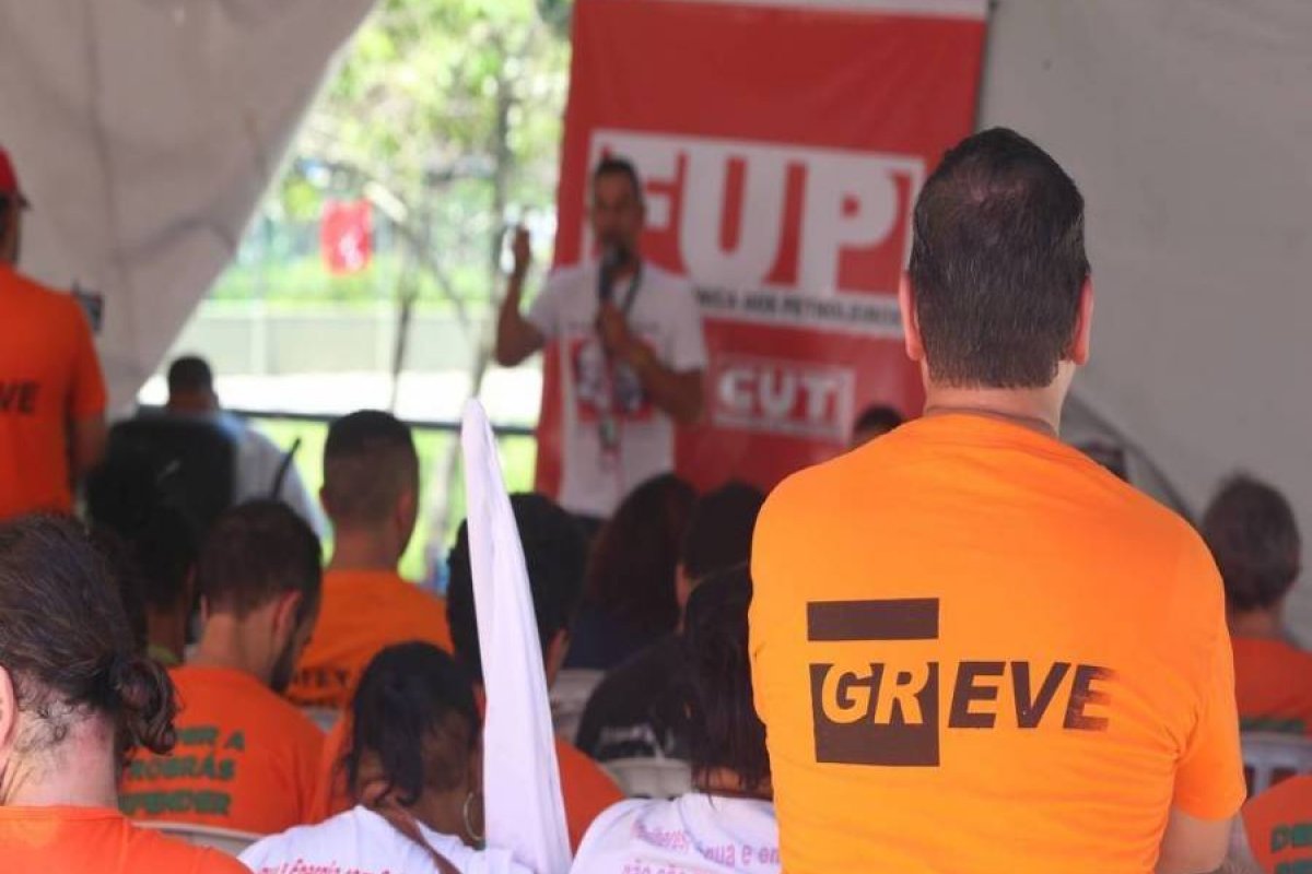 Federação de petroleiros recomenda suspensão temporária de greve