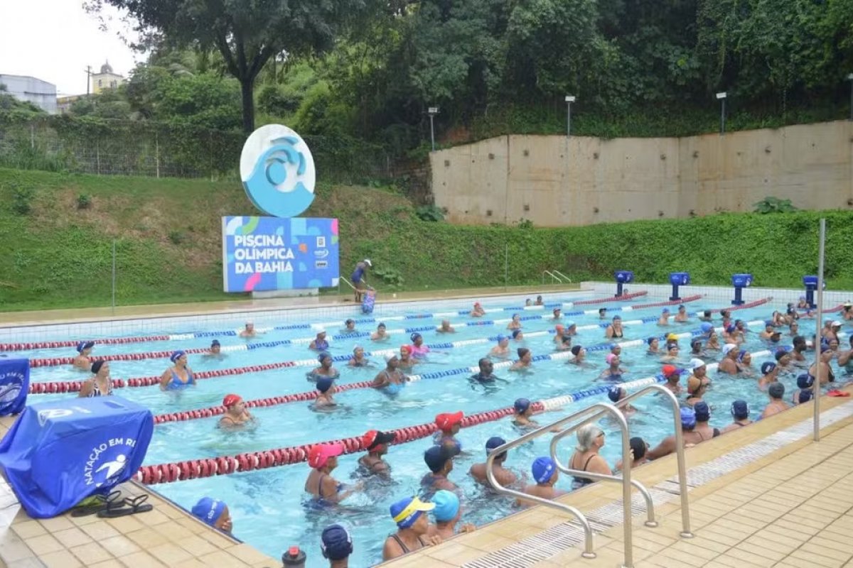 Projeto oferece 400 vagas gratuitas para aulas de natação e hidroginástica em Lauro de Freitas; saiba como se inscrever
