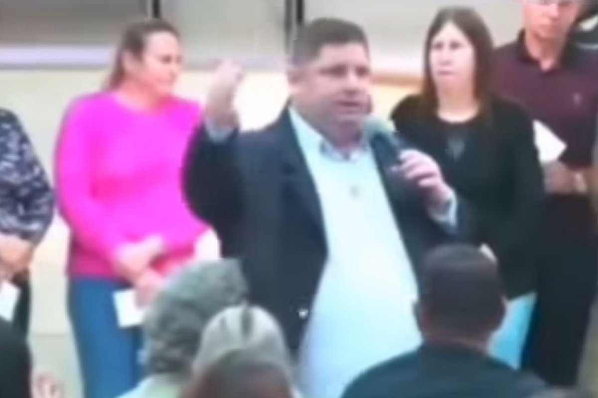 Vídeo: Pastor diz que só ora mediante comprovante de pagamento