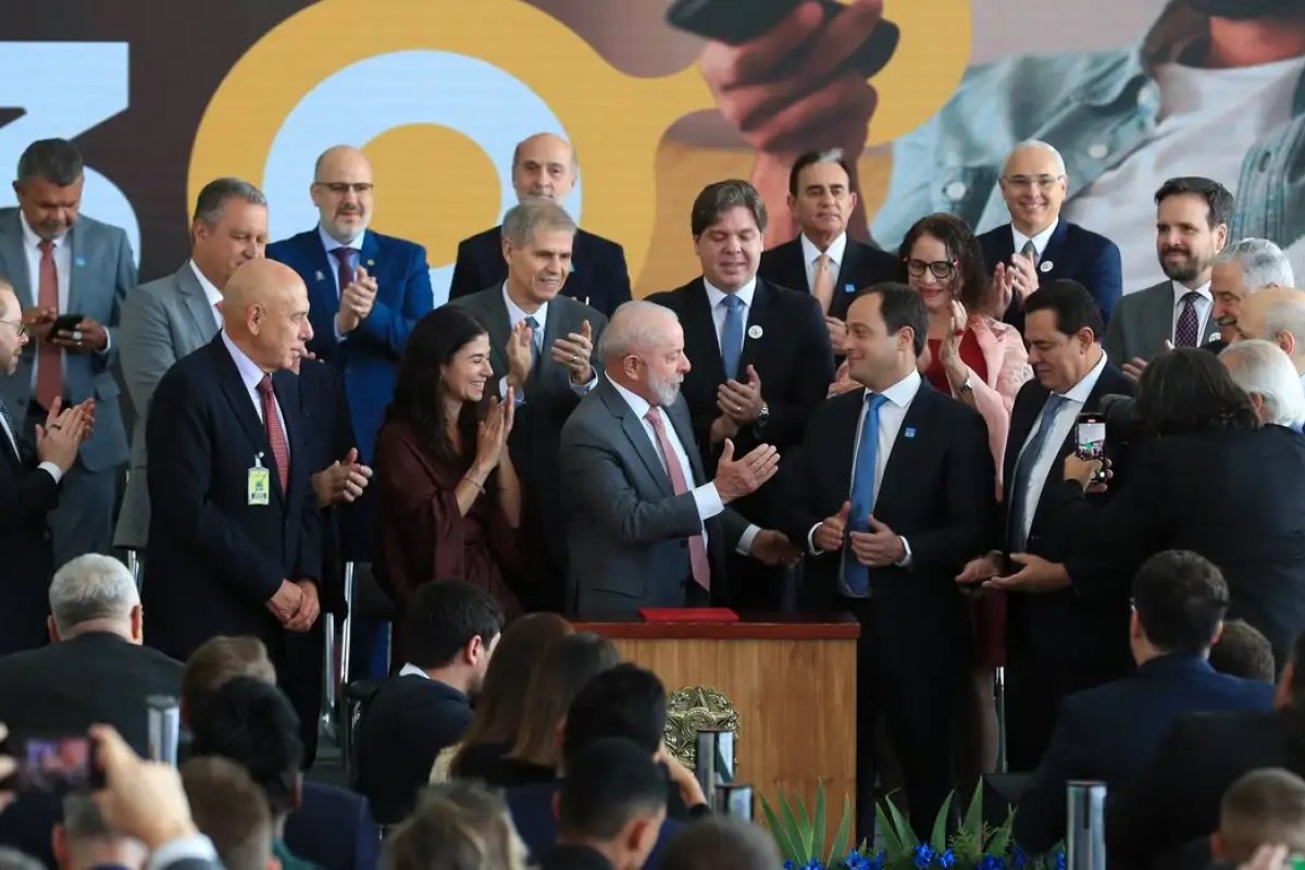 Lula assina decreto que regulamenta TV 3.0