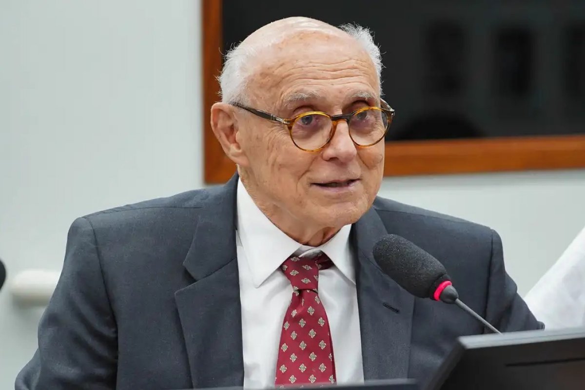 Deputado Eduardo Suplicy passa mal e é internado em hospital de Niterói