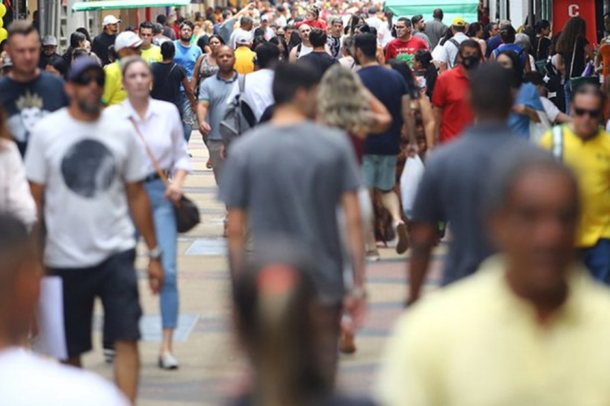 População brasileira chega a 213,4 milhões em 2025, estima IBGE