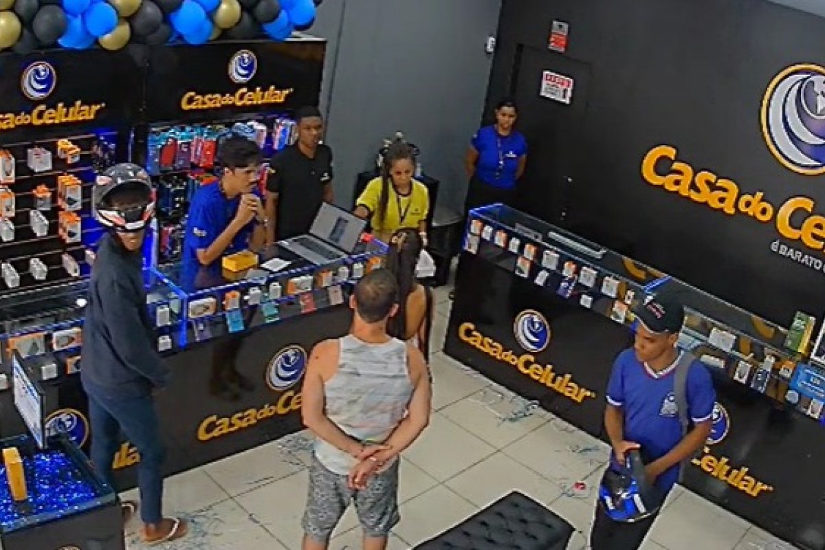 Vídeo: Dupla assalta loja de celulares em Alagoinhas; um dos suspeitos usava uniforme escolar