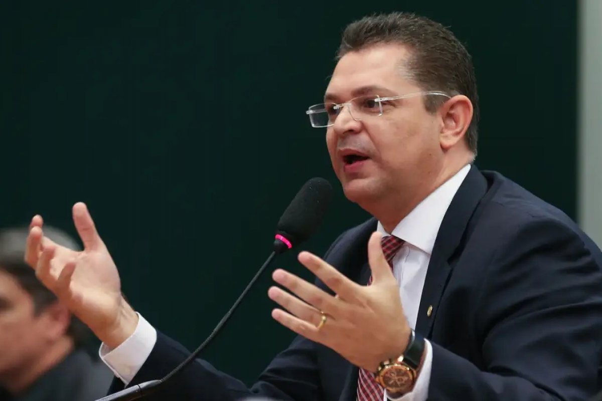 Líder do PL na Câmara diz que PEC da Blindagem não será mais prioridade do partido