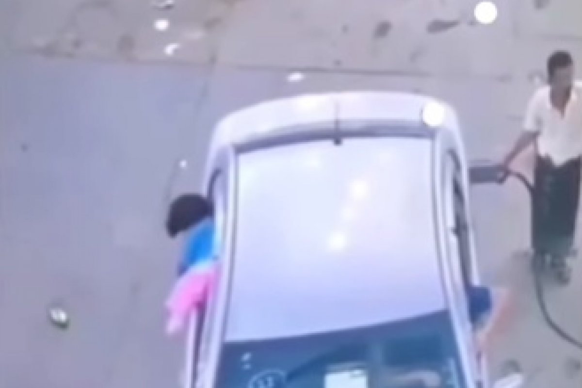 Vídeo: Criança pula da janela de carro enquanto pais abastecem carro