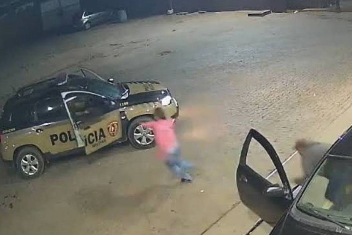 Vídeo: Mulher foge de carro de ex e pede socorro à polícia em Minas Gerais