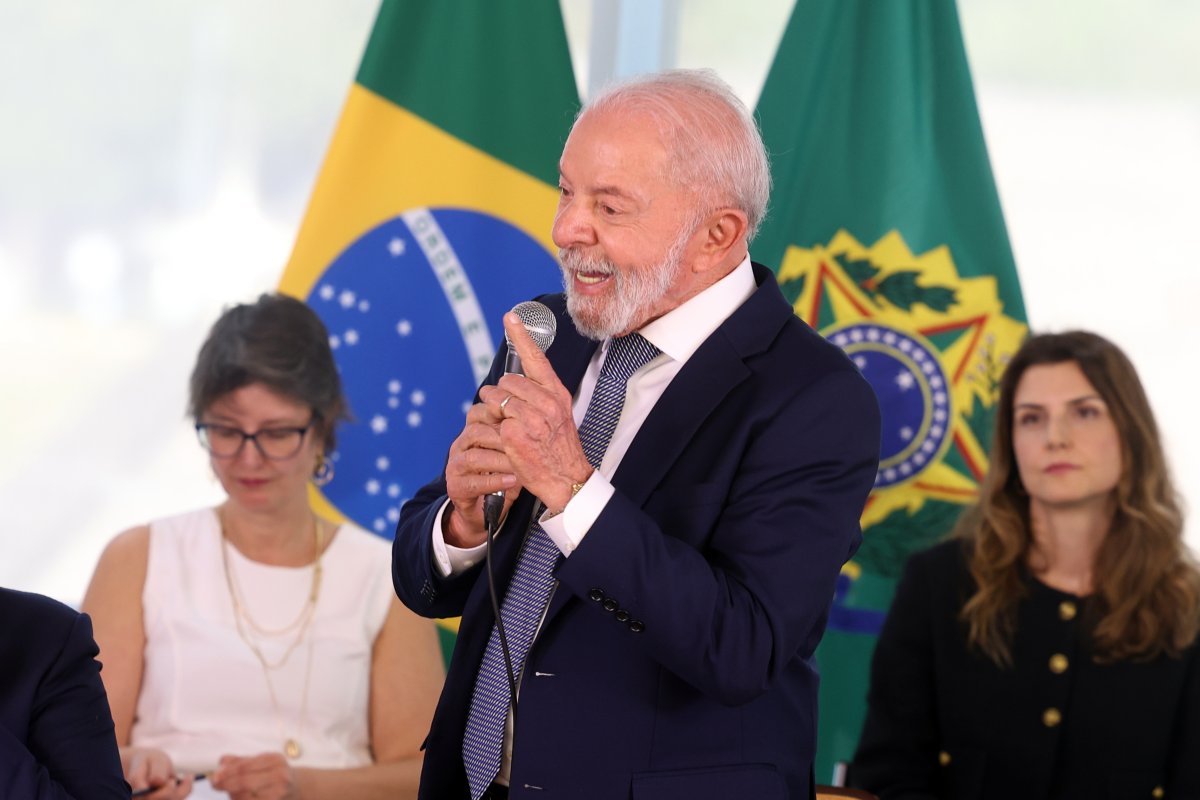 Homem que se respeita não rasteja para outro, diz Lula sobre não ligar para Trump