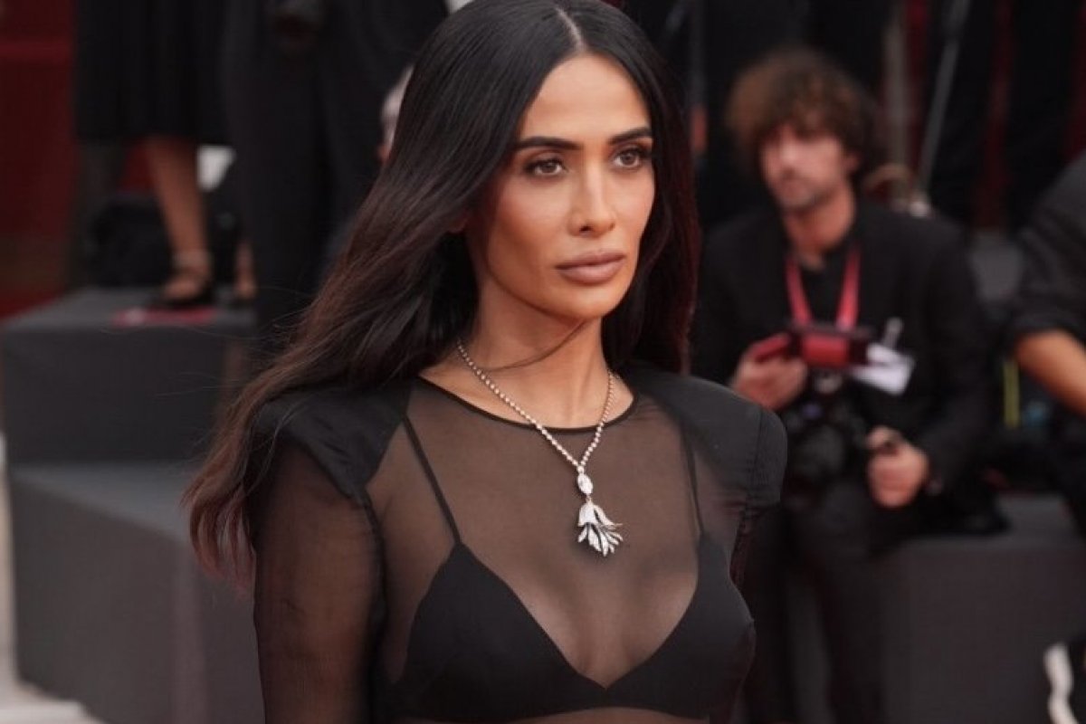 Silvia Braz brilha na première de Bugonia no Festival de Veneza! 