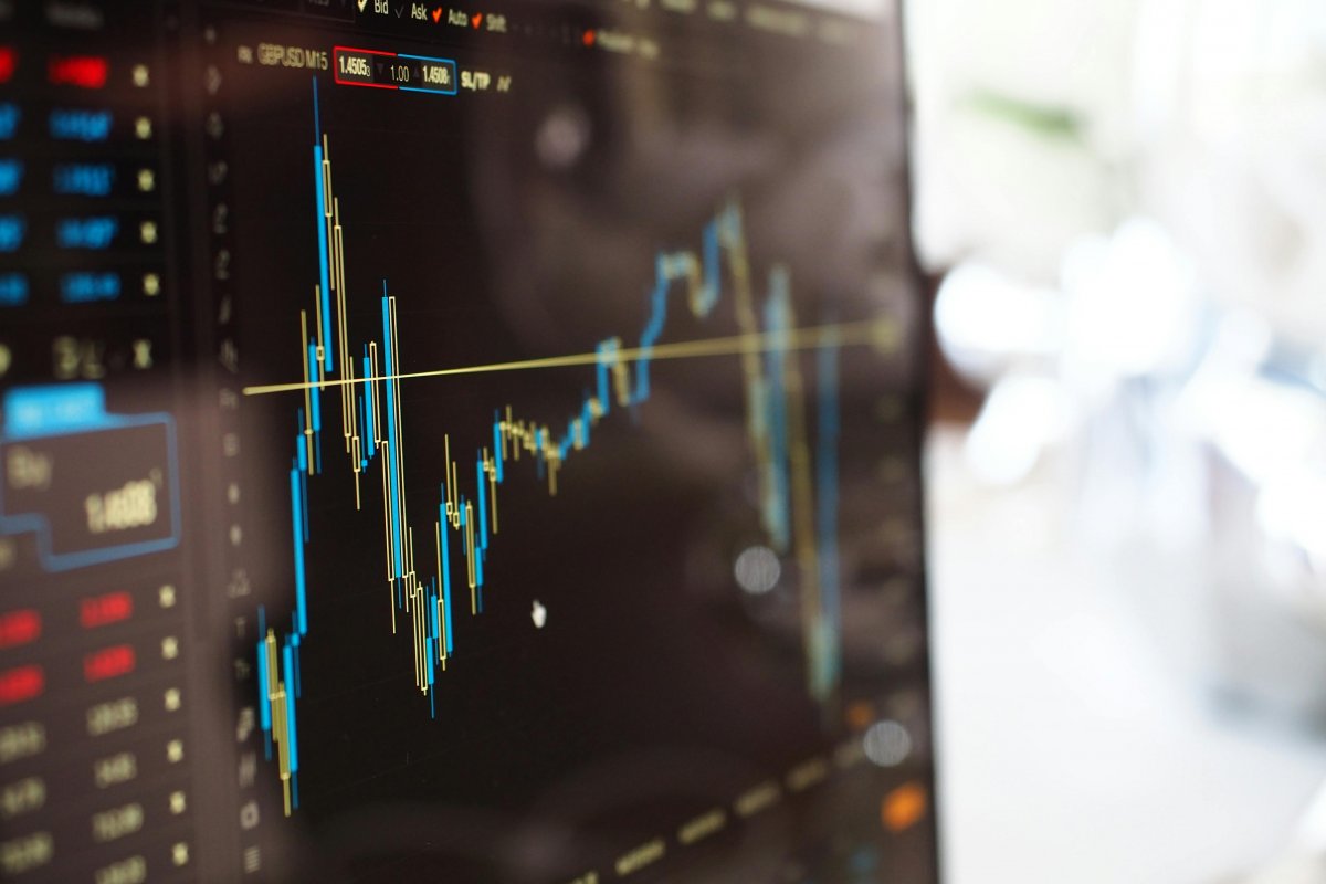Bolsa fecha em forte alta com megaoperação da PF e efeito Tarcísio em pesquisa; Dólar cai