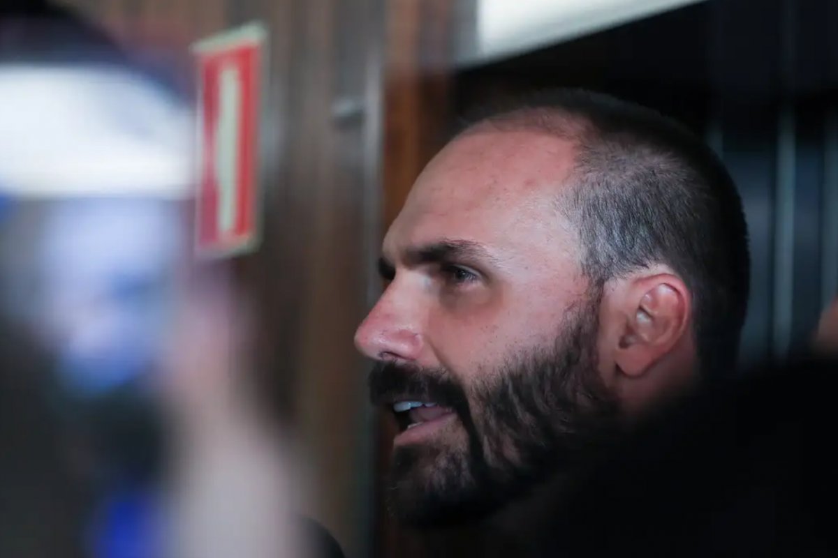 Eduardo Bolsonaro acumula faltas na Câmara e pode perder mandato