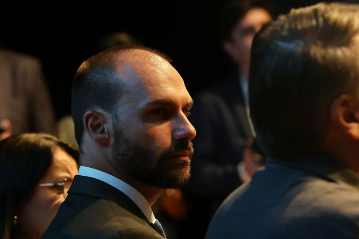 "Eu gostaria de sair candidato", afirma Eduardo Bolsonaro sobre eleição presidencial