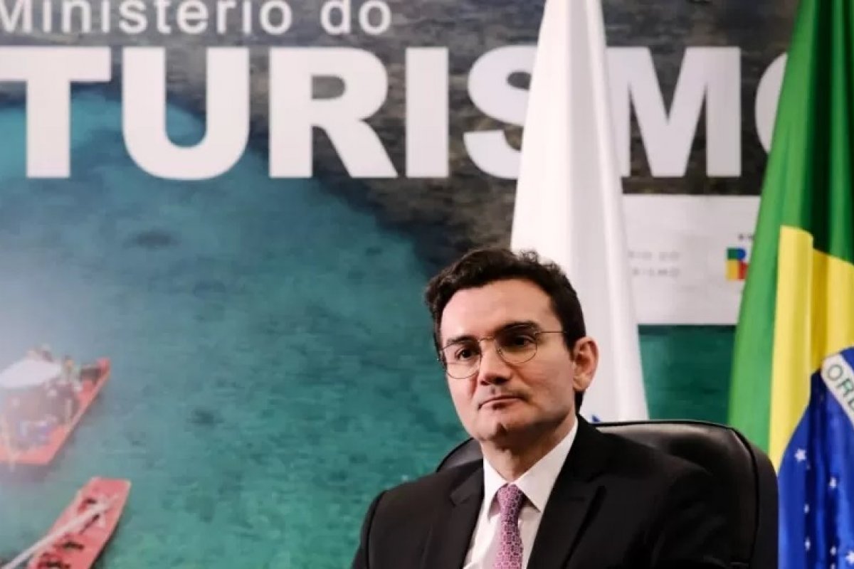 Apesar de rumores, Ministério do Turismo nega saída de Celso Sabino
