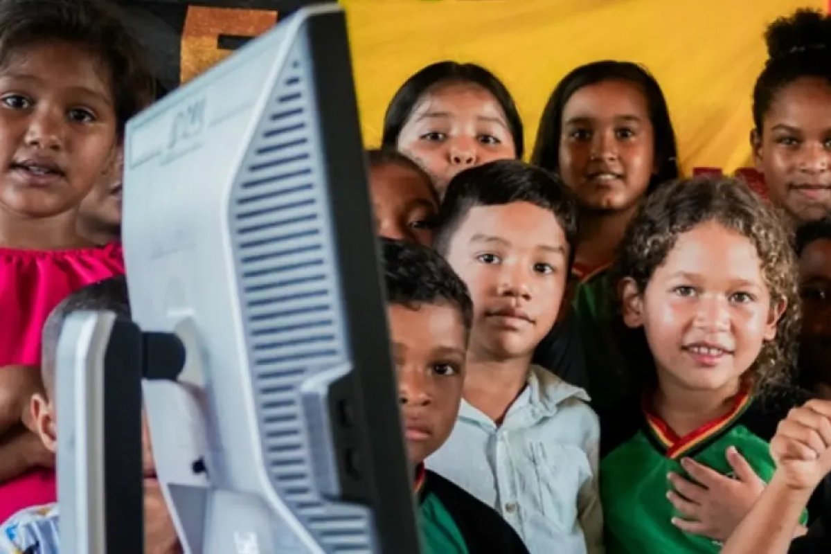 Bahia registra avanço de 15,3% no número de escolas conectadas à internet