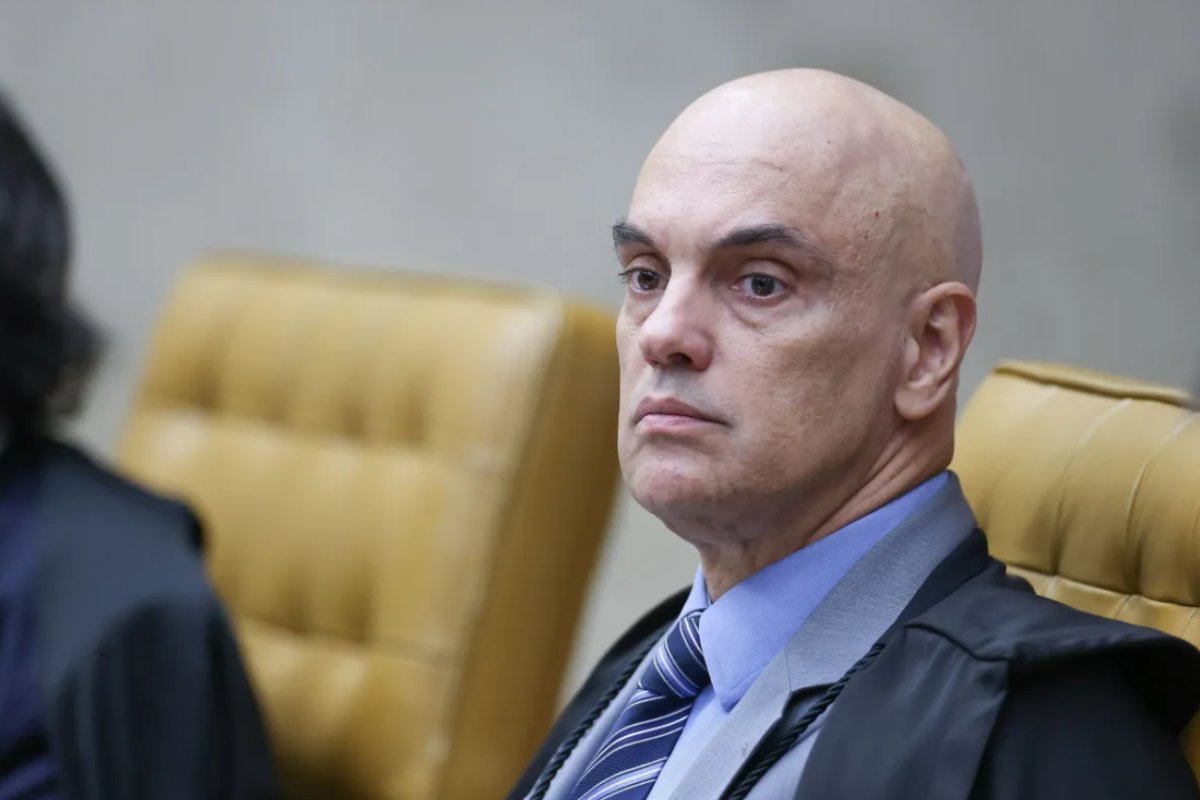 Moraes determina vistoria em carros e monitoramento externo da residência de Bolsonaro