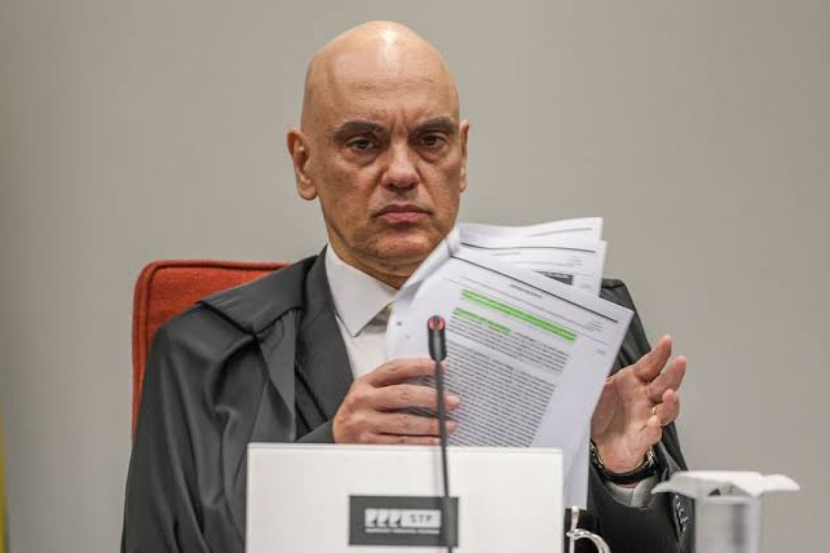 Moraes determina monitoramento na área externa da casa de Bolsona