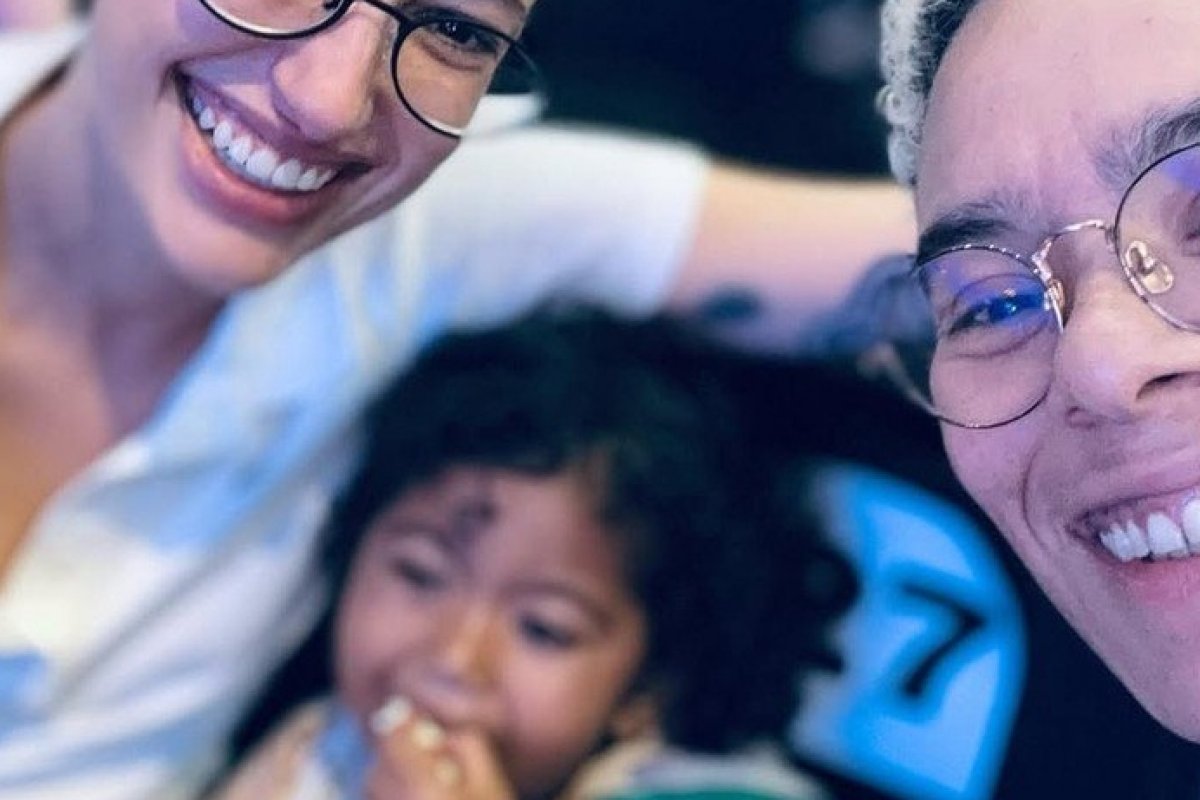 Maria Gadú posta foto rara com mulher e filha! 