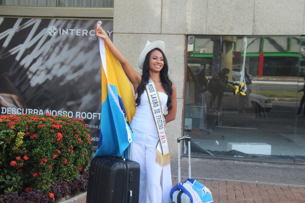 Erika Azevedo homenageia Conceição do Jacuípe ao entrar com a bandeira da cidade no Miss Bahia CNB 