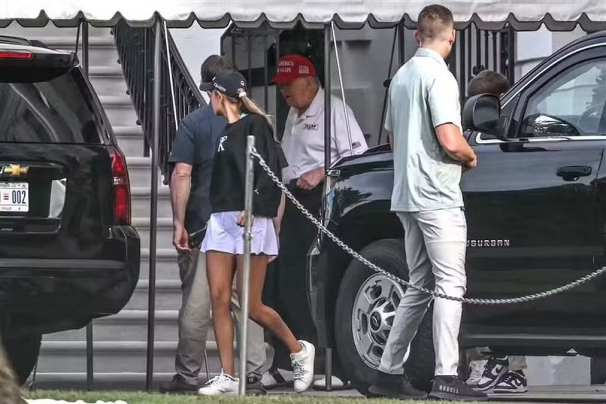 Trump é visto jogando golfe com a neta após boatos de morte circularem na internet
