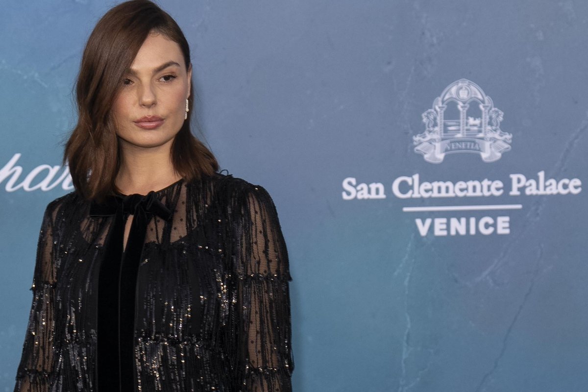 Isis Valverde faz sua estreia no amfAR em Veneza! 