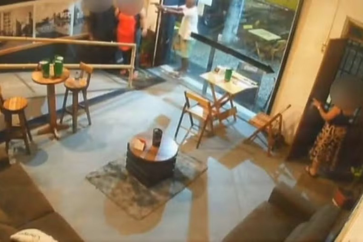 Vídeo: PM aposentado é preso após agredir mulher em bar na Lapinha