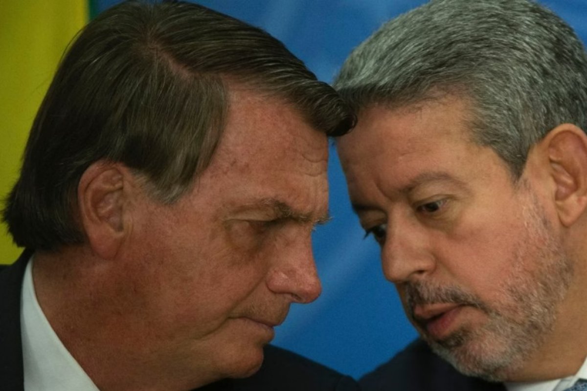 Moraes autoriza visita de Arthur Lira a Jair Bolsonaro em prisão domiciliar