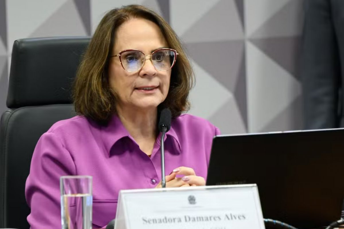 Damares Alves visita Jair Bolsonaro em prisão domiciliar às vésperas de julgamento no STF