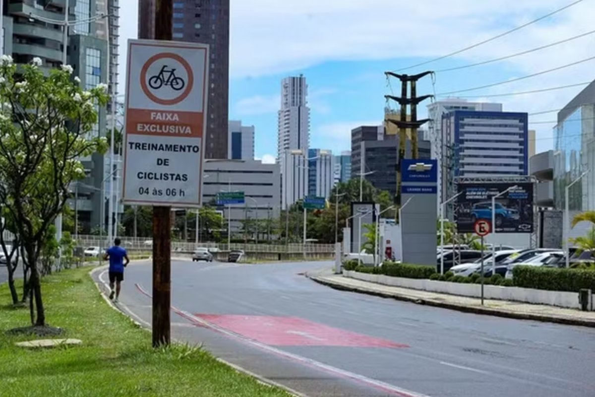Área de proteção ao ciclista de competição é instalada na Avenida Magalhães Neto