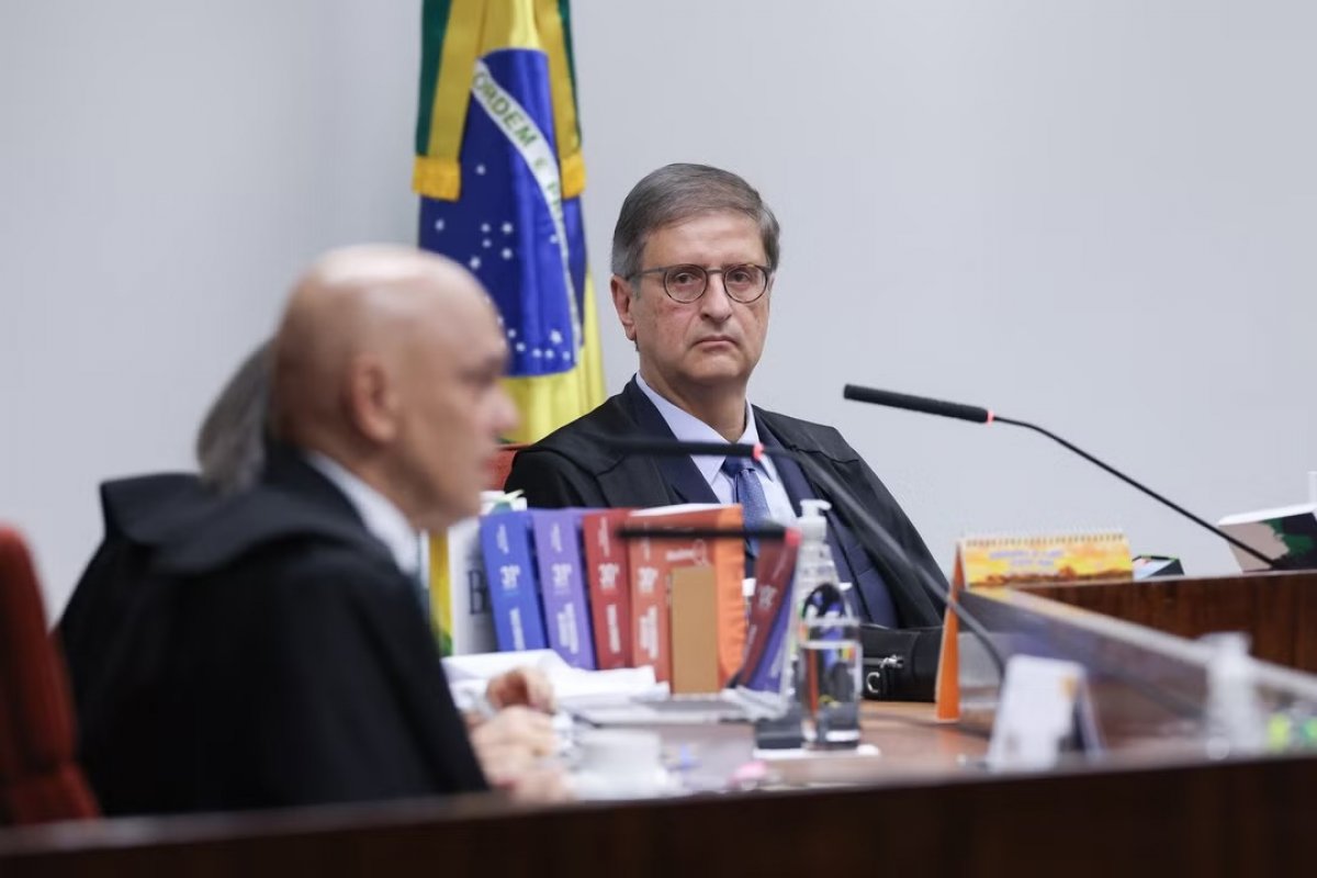 “Tentativa de golpe se revela nos atos”, independentemente de assinatura presidencial, diz Paulo Gonet em julgamento no STF