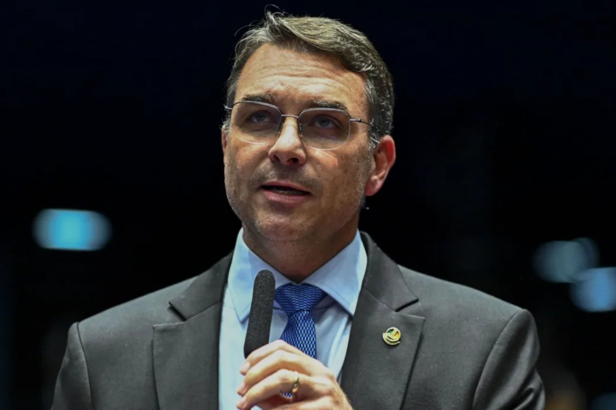 Bolsonaro "não está com saúde" para acompanhar presencialmente julgamento do golpe, afirma Flávio