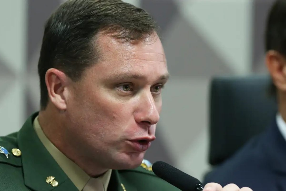 Mauro Cid pediu para deixar o exército um mês antes do início de julgamento por tentativa de golpe
