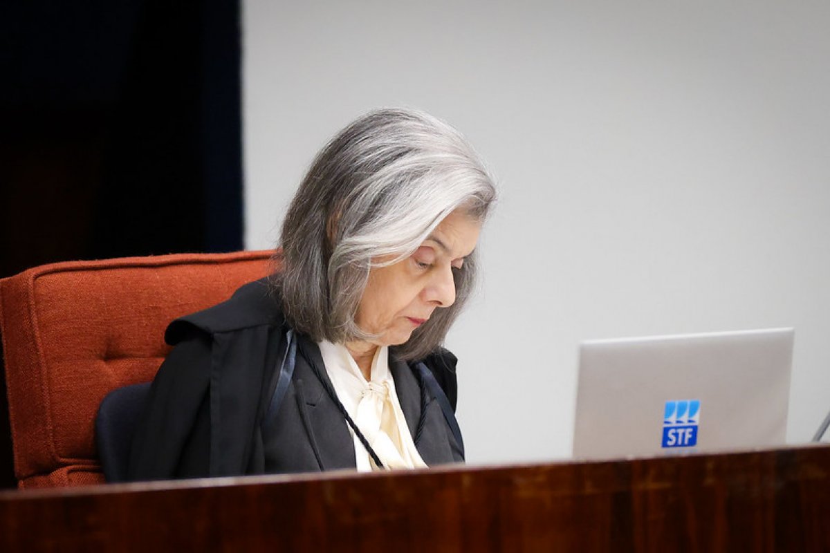 Cármen Lúcia questiona advogado de Ramagem: 'Sabe a diferença entre voto auditável e impresso?'