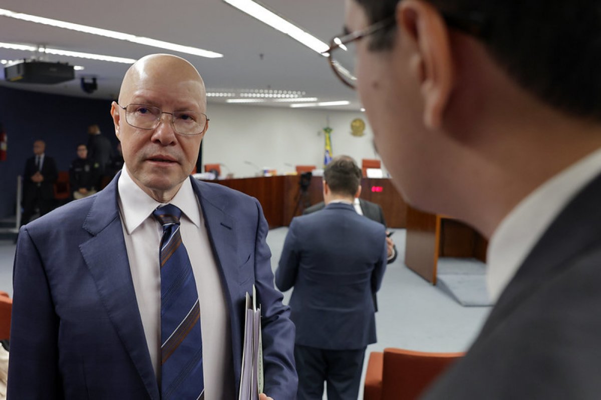 'Se Bolsonaro precisar que eu leve cigarro para ele, conte comigo', afirma advogado de Garnier