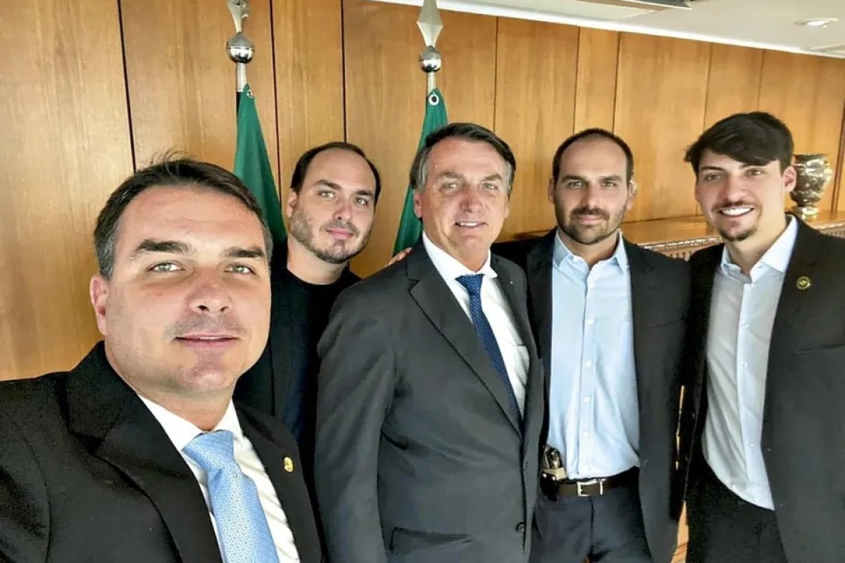 Trama golpista: filhos de Bolsonaro reagem a julgamento do pai no STF