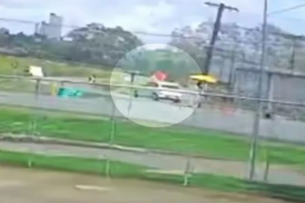 Vídeo: motorista fura sinalização e atropela trabalhador em rodovia na Bahia 