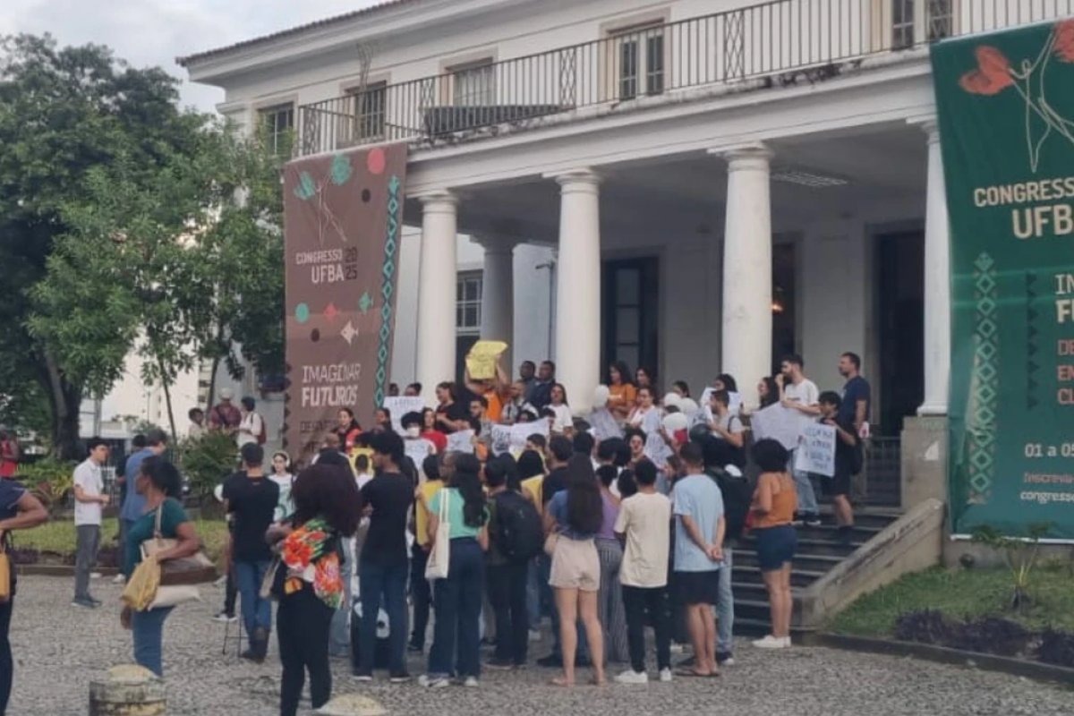 Estudantes de Medicina da UFBA protestam contra baixa ofertar de vagas em matérias obrigatórias 