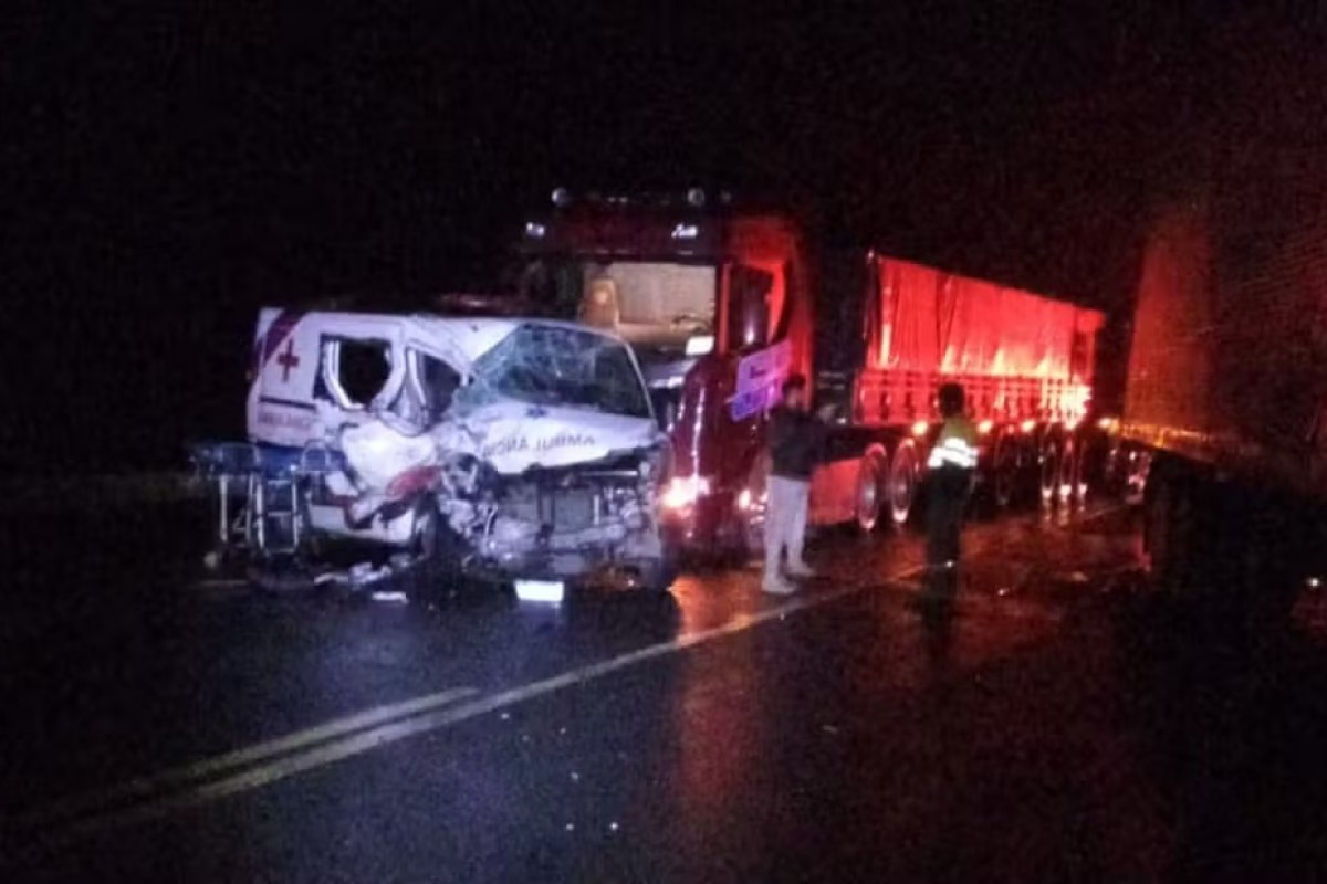Mulher morre e seis pessoas ficam feridas após acidente entre carro, ambulância e três caminhões em rodovia na Bahia