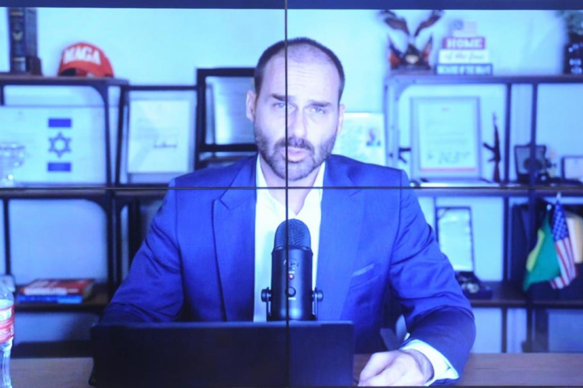Eduardo Bolsonaro pede para votar dos EUA, mas falta até às sessões virtuais da Câmara