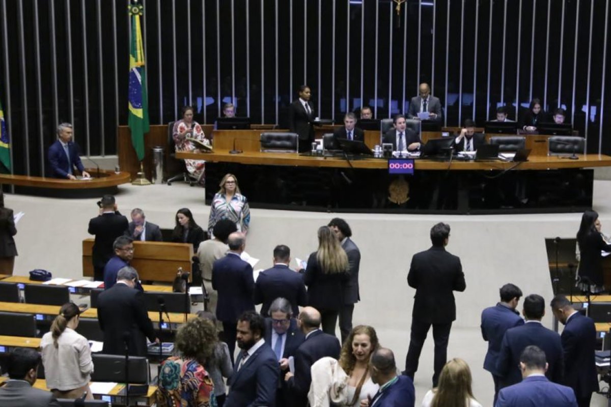 Câmara proíbe descontos associativos pelo INSS, após fraude em aposentadorias e pensões