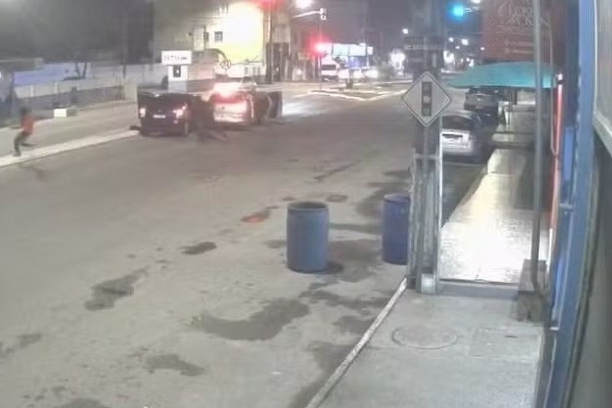 Vídeo: Jovem é morto a tiros minutos após pagar fiança e ser liberado de delegacia em Teixeira de Freitas