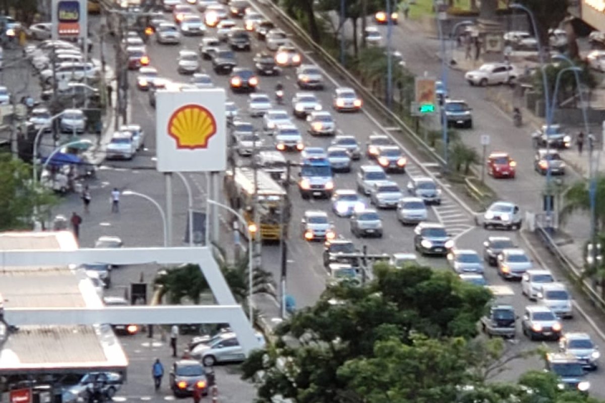 Salvador registra fluxo intenso em oito vias 