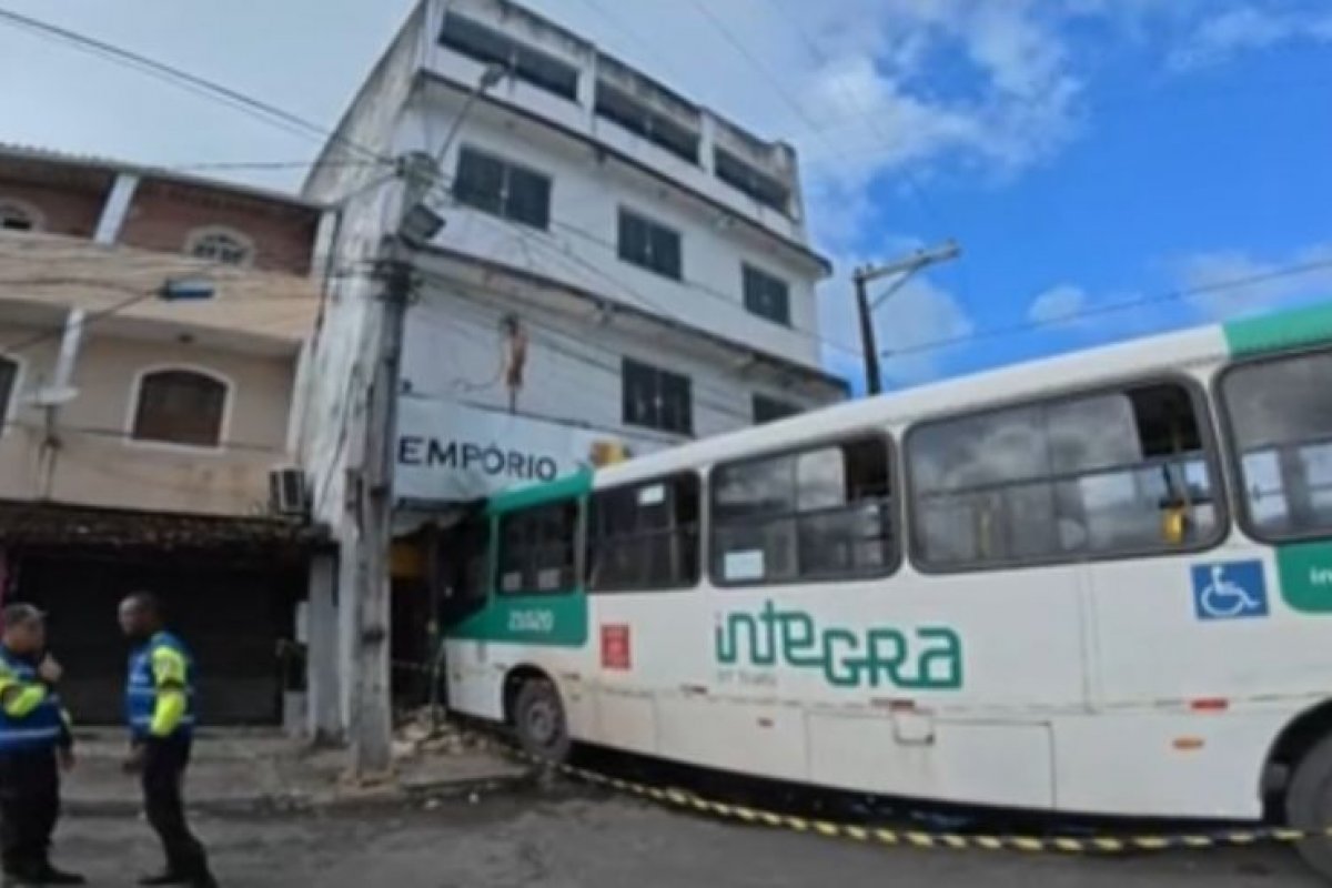 Ônibus do transporte público de Salvador bate em prédio e deixa 12 feridos; imóvel corre risco de desabamento