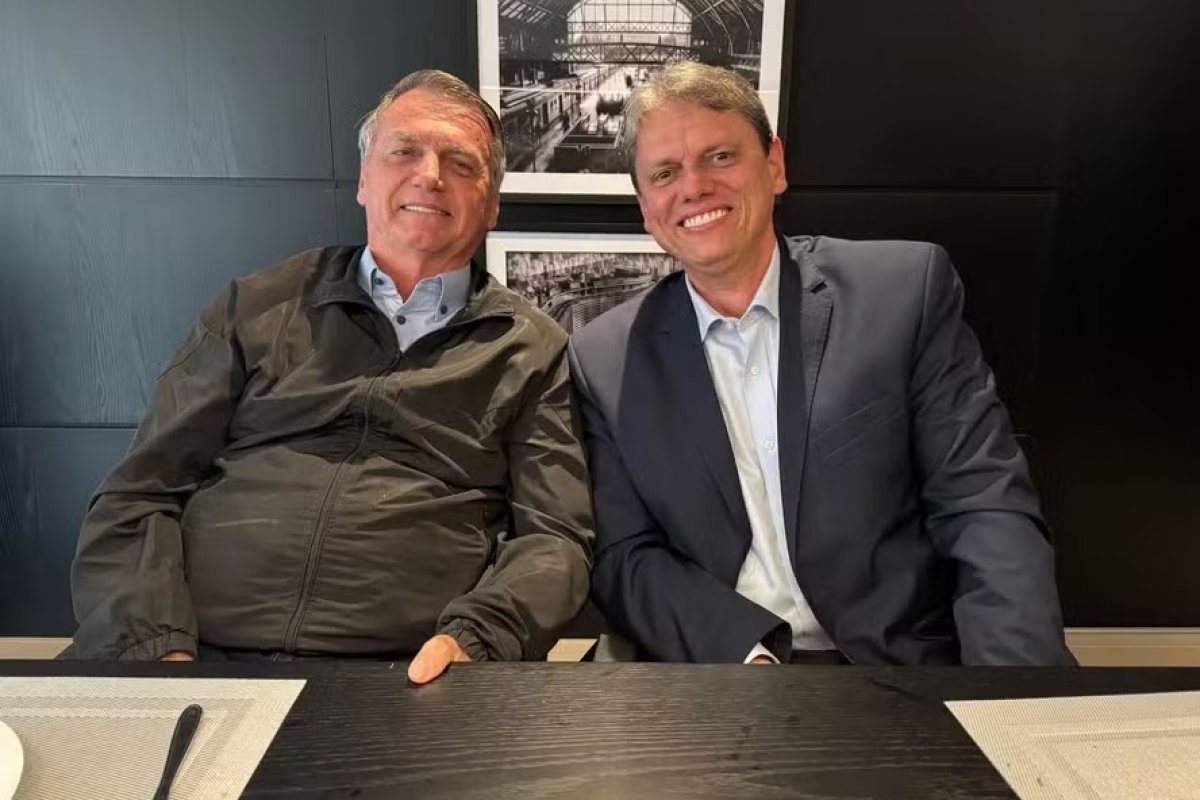 Bolsonaro sinaliza incerteza sobre apoio a Tarcísio em meio a articulações políticas e julgamento no STF, diz colunista