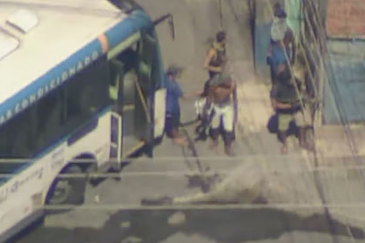 Cinegrafista é sequestrado e espancado por bandidos durante operação na Vila Aliança