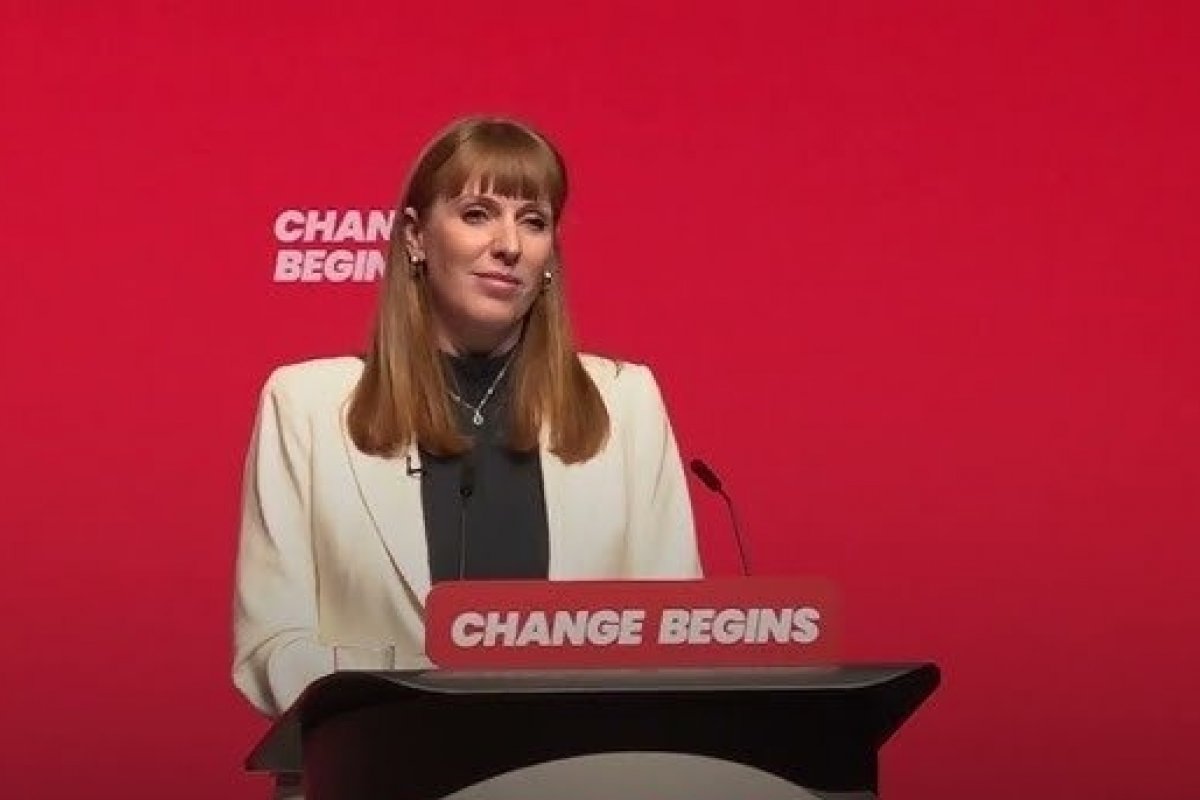 Vice-primeira-ministra do Reino Unido renuncia após escândalo envolvendo compra de apartamento