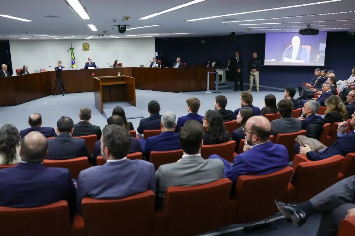 Defesas buscam distanciar réus de Bolsonaro e atacam delação de Cid